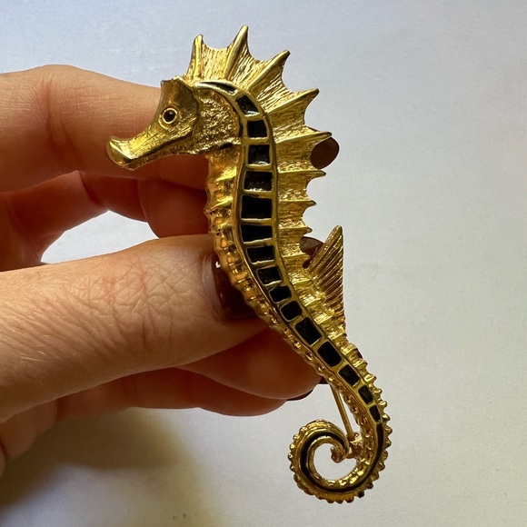 Gold & Black Seahorse Brooch - Picture 5 of 8